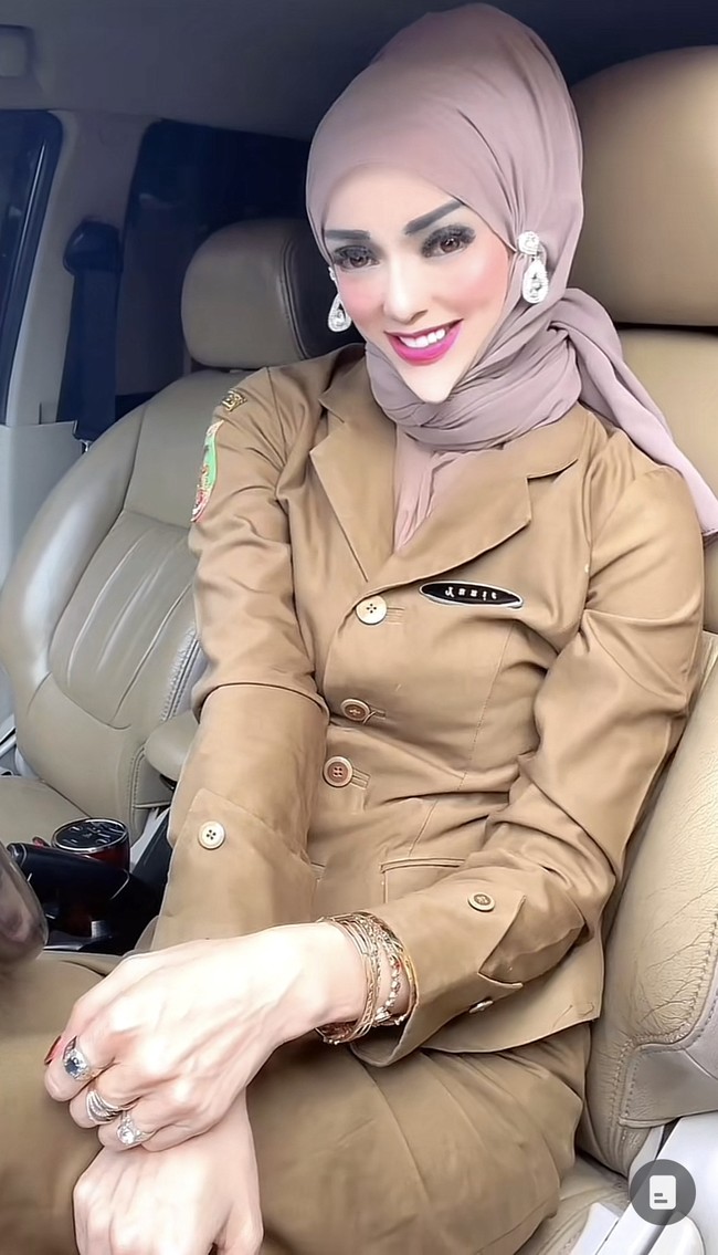 Hijabers yang eksis di TikTok ini viral karena sering tampil bak Barbie berhijab. Namun yang menjadi sorotan netizen dari penampilannya bukan wajahnya yang bak Barbie, melainkan dagu lancipnya. Foto: Dok. TikTok @yuni_jasminebutiq.