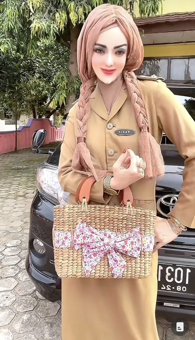 Saat dikonfirmasi Wolipop, pemilik akun TikTok @yuni_jasminebutiq itu mengaku bernama Yunianingyas Fajarini S.STP M,M. Dia mengatakan merasa terkejut sekaligus senang ketika mengetahui videonya viral di TikTok. Ya kaget. Senang bisa viral. Tapi banyak juga komen-komen julid tapi disenyumin aja, kata Yuni. Foto: Dok. TikTok @yuni_jasminebutiq.