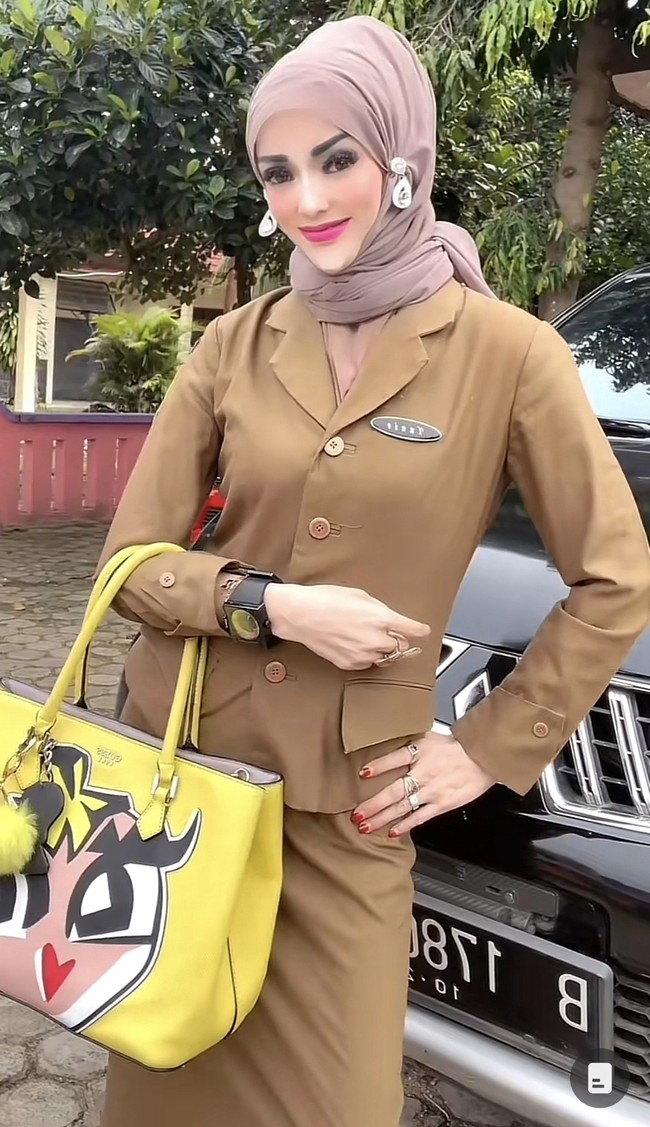 Adalah hijabers dengan nama akun @yuni_jasminebutiq di TikTok yang menjadi perbincangan warganet karena mempunyai dagu yang terlalu lancip. Di akun TikTok pribadinya itu, dia kerap mengunggah berbagai style hijab, OOTD dan tampil dengan full makeup. Foto: Dok. TikTok @yuni_jasminebutiq.