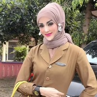 Adalah hijabers dengan nama akun @yuni_jasminebutiq di TikTok yang menjadi perbincangan warganet karena mempunyai dagu yang terlalu lancip. Di akun TikTok pribadinya itu, dia kerap mengunggah berbagai style hijab, OOTD dan tampil dengan full makeup. Foto: Dok. TikTok @yuni_jasminebutiq.