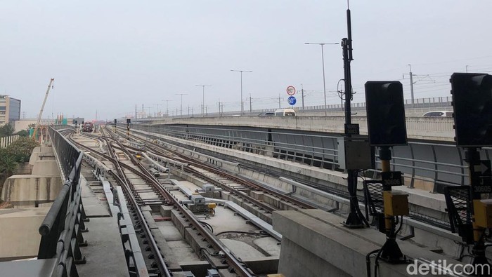Stasiun LRT Halim sudah tersambung dengan Stasiun Kereta Cepat Jakarta Bandung, Senin (21/8/2023). Stasiun LRT dan Stasiun KCJB terhubung melalui skybridge.