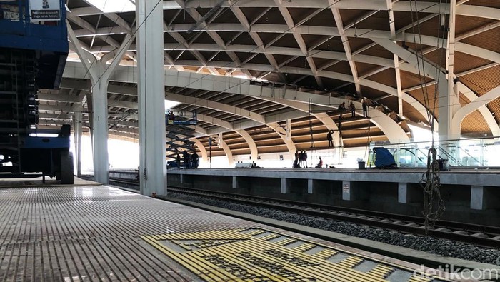 Stasiun LRT Halim Sudah Nyambung dengan Stasiun Kereta Cepat Stasiun LRT Halim sudah tersambung dengan Stasiun Kereta Cepat Jakarta Bandung, Senin (21/8/2023). Stasiun LRT dan Stasiun KCJB terhubung melalui skybridge.