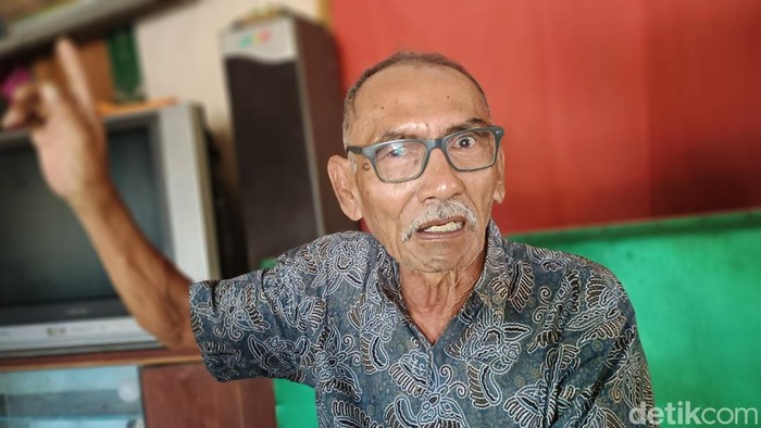 Suwadi sesepuh Dusun Setono, Kediri yang terdapat larangan masuk bagi ASN, TNi/Polri.