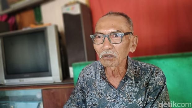 Suwadi sesepuh Dusun Setono, Kediri yang terdapat larangan masuk bagi ASN, TNi/Polri.