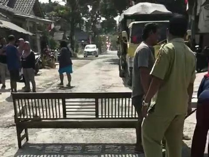 Tangkapan layar aksi emak-emak Desa Wegil Kecamatan Sukolilo Kabupaten Pati turun blokade jalan, Senin (21/8/2023).