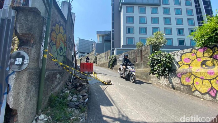 Tanjakan di Cipedes, Kelurahan Sukagalih, Sukajadi, Kota Bandung yang sudah ditambal