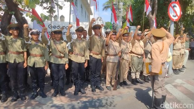 Teatrikal penurunan bendera Jepang di Surabaya