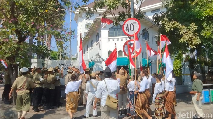 Teatrikal penurunan bendera Jepang di Surabaya