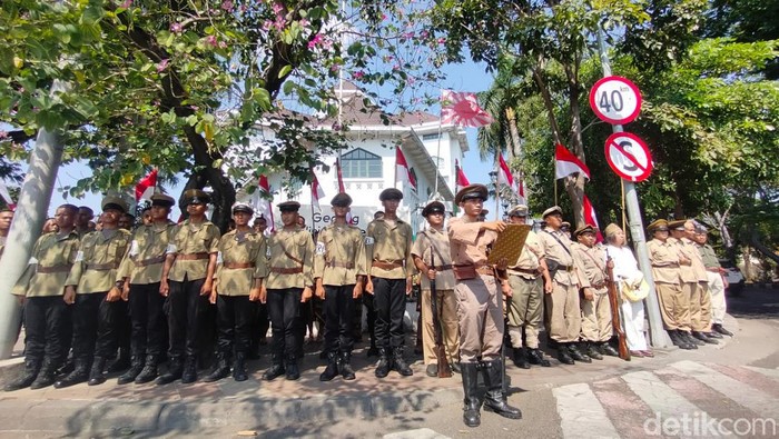 Teatrikal penurunan bendera Jepang di Surabaya