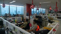 Hanya ada sebagian ASN yang masih bekerja di kantor atau work from office (WFO). Sementara sebagian tampak meja dan kursi kosong.  