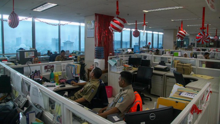Tekan Polusi, ASN DKI Jakarta Mulai WFH 50% Hari Ini Pemprov DKI Jakarta memberlakukan sistem WFH 50% bagi ASN di lingkungan kerjanya mulai hari ini. Kebijakan ini dilakukan untuk mengurangi polusi di ibu kota.
