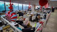 Meski begitu, aktivitas di dalam ruangan kantor tetap berlangsung normal.  