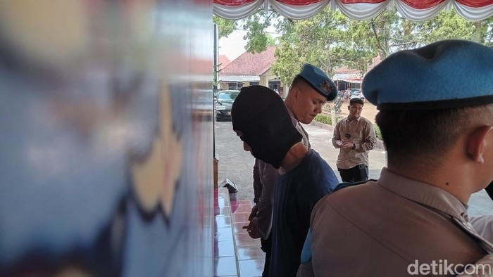 Tersangka pencabulan anak di Kuningan berinisial R (52).