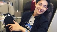 Penerbangan yang panjang dari Indonesia menuju London membuat dirinya memilih kelas bisnis. Tak lupa segelas air mineral dipesan agar tak dehidrasi selama perjalanan. Foto: Instagram/teukurassya