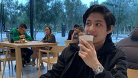 Ketika salju mulai turun, segelas kopi hangat menjadi penolong bagi Teuku Rassya. Menyambangi kafe untuk bersantai sambil menghangatkan badan menjadi caranya menghalau dingin. Foto: Instagram/teukurassya