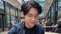 Senang mencicipi banyak jenis makanan, ia tak pernah pemilih soal hidangan yang disantap. Walaupun hanya sekadar rice box ia bersiap untuk melahap makanannya. Foto: Instagram/teukurassya