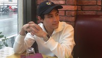 Termasuk ketika musim dingin, Teuku Rassya lebih memilih menyambangi restoran. Sambil memesan makanan ia juga berteduh dari derasnya hujan di luar ruangan. Foto: Instagram/teukurassya