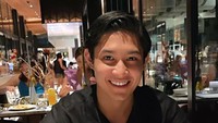 Mencicipi makanan di restoran yang enak menjadi rutinitasnya. Gaya kecenya terlihat dengan mengenakan pakaian simple saat makan malam di restoran ini. Foto: Instagram/teukurassya