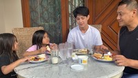 Ketika pulang ke rumah, Teuku Rassya selalu menyempatkan diri bersama keluarganya. Seperti momen sarapan yang hangat bersama ayah dan adik-adiknya. Foto: Instagram/teukurassya