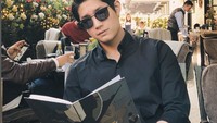 Selain makan, Teuku Rassya menyambangi restoran dan kafe juga untuk hangout. Ketika musim panas ia memilih restoran untuk makan bersama teman-temannya sambil membaca buku. Foto: Instagram/teukurassya