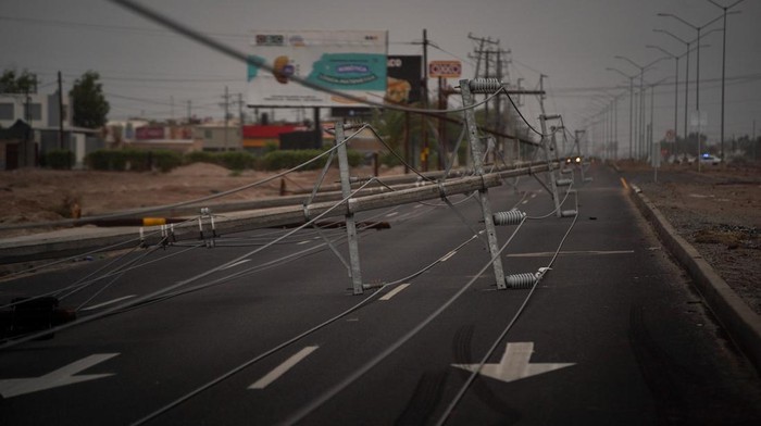 Tiang Listrik di California Berjatuhan Diamuk Topan Hilary Laura Elizalde Reyes looks at a light pole that hit her car as Tropical Storm Hilary hits Baja California state, in Mexicali, Mexico, August 20, 2023. REUTERS/Victor Medina TPX IMAGES OF THE DAY
