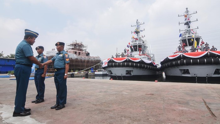 Prajurit TNI AL berdiri di atas Kapal Harbour Tug saat upacara serah terima dari PT Noahtu Shipyard kepada TNI AL di galangan kapal PT Noahtu Shipyard, Tanjung Priok, Jakarta, Senin (21/8/2023). TNI AL meresmikan dua Kapal Harbour Tug yang pembangunannya  menggandeng industri perkapalan dalam negeri PT Noahtu Shipyard dan nantinya kapal tunda tersebut akan ditempatkan di Koarmada III untuk memberikan pelayanan pemanduan serta membantu pergerakan manuver Kapal Perang Republik Indonesia (KRI) keluar masuk pelabuhan. ANTARA FOTO/Indrianto Eko Suwarso/aww.