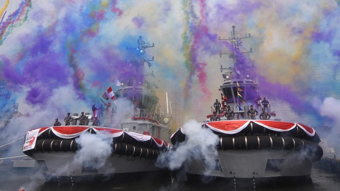 Prajurit TNI AL berdiri di atas Kapal Harbour Tug saat upacara serah terima dari PT Noahtu Shipyard kepada TNI AL di galangan kapal PT Noahtu Shipyard, Tanjung Priok, Jakarta, Senin (21/8/2023). TNI AL meresmikan dua Kapal Harbour Tug yang pembangunannya  menggandeng industri perkapalan dalam negeri PT Noahtu Shipyard dan nantinya kapal tunda tersebut akan ditempatkan di Koarmada III untuk memberikan pelayanan pemanduan serta membantu pergerakan manuver Kapal Perang Republik Indonesia (KRI) keluar masuk pelabuhan. ANTARA FOTO/Indrianto Eko Suwarso/aww.