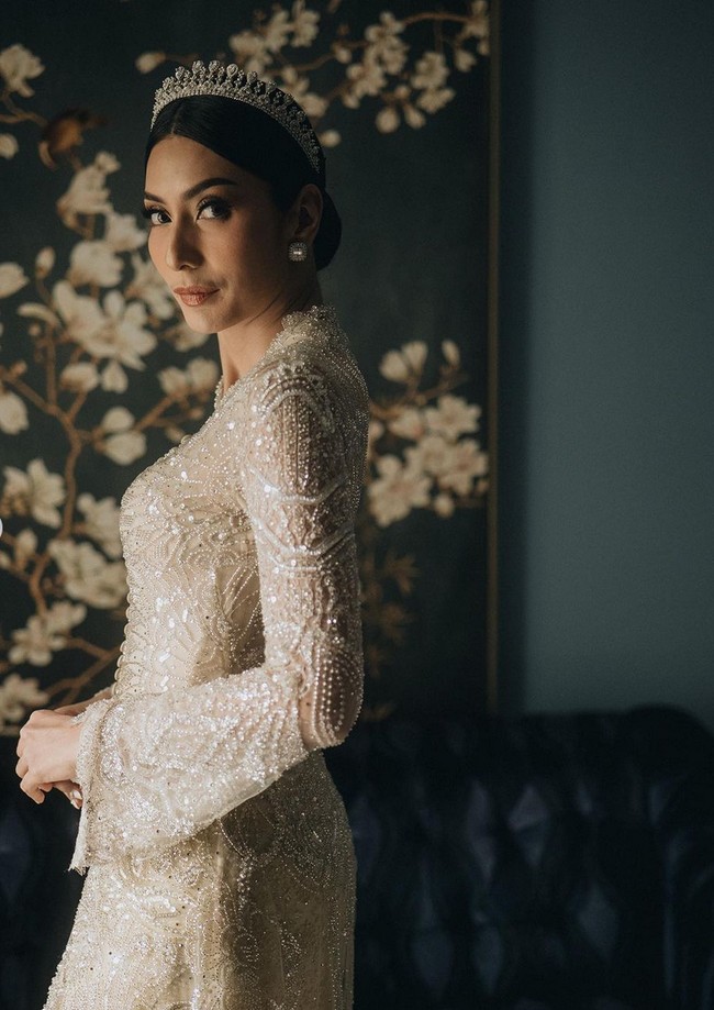 Pernikahan digelar dengan adat Melayu modern. Tyas Mirasih mengenakan kebaya cantik dari Svarna by IKAT Indonesia, rancangan desainer Didiet Maulana. Foto: Instagram/@tyasmirasih @morden.co