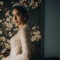 Pernikahan digelar dengan adat Melayu modern. Tyas Mirasih mengenakan kebaya cantik dari Svarna by IKAT Indonesia, rancangan desainer Didiet Maulana. Foto: Instagram/@tyasmirasih @morden.co