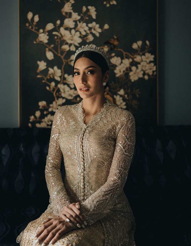 Kebaya berpalet champagne ini dihiasi kristal serta payet dengan aksen kancing depan serta lengan lonceng. Kebaya dipadankan dengan kain songket bernuansa emas. Foto: Instagram/@tyasmirasih @morden.co
