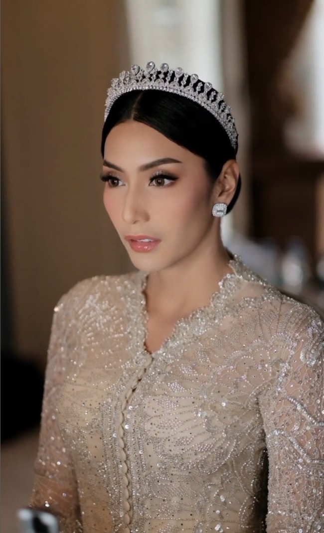 Pulasan makeup bernuansa pink natural hasil sapuan makeup artist Hepi David menambah pesona aktris berusia 36 tahun ini. Foto: Instagram/@tyasmirasih @morden.co