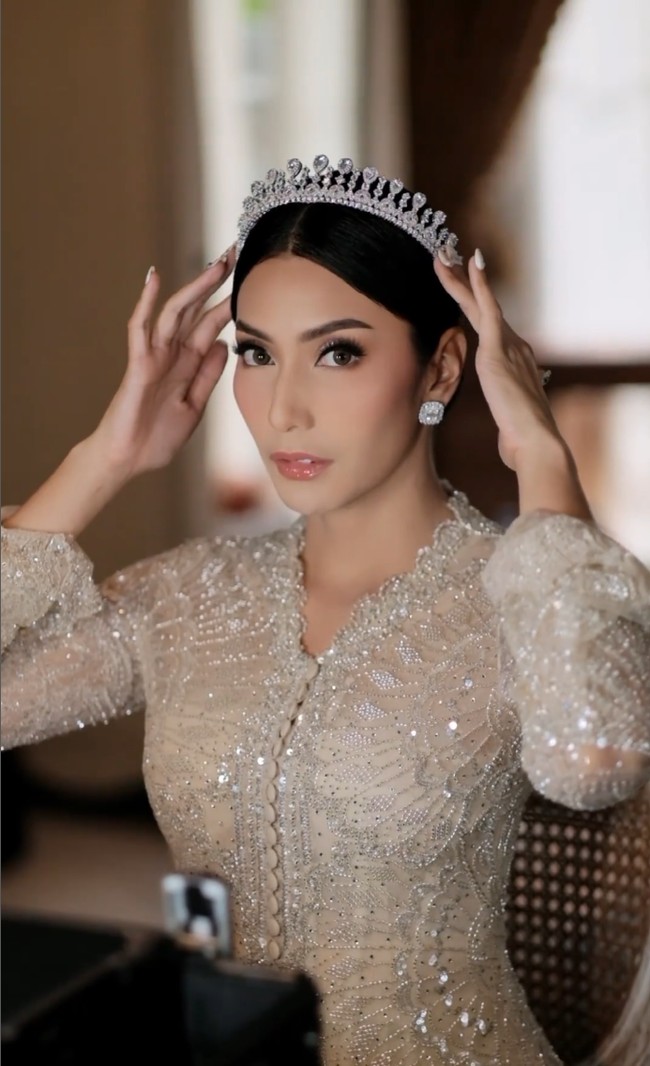 Tyas Mirasih tampil cantik bak princess berkebaya dengan hiasan tiara di kepala.  Foto: Instagram/@tyasmirasih @morden.co