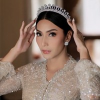Tyas Mirasih tampil cantik bak princess berkebaya dengan hiasan tiara di kepala.  Foto: Instagram/@tyasmirasih @morden.co