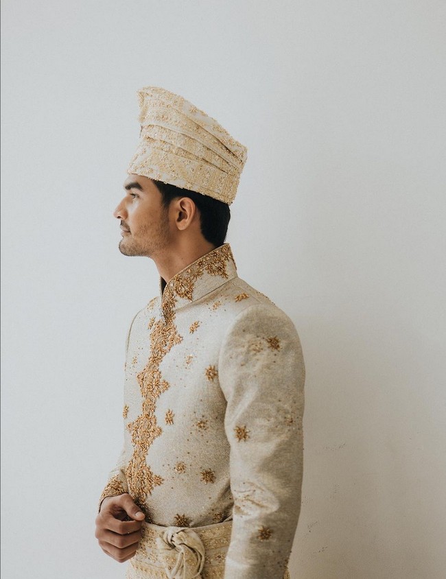 Tengku Tezi tampak mengenakan setelan beskap bergaya Melayu dengan aksen sarung dan topi. Foto: Instagram/@tyasmirasih @morden.co