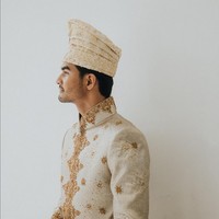 Tengku Tezi tampak mengenakan setelan beskap bergaya Melayu dengan aksen sarung dan topi. Foto: Instagram/@tyasmirasih @morden.co