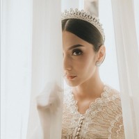 Ini menjadi pernikahan kedua bagi mempelai pria maupun wanita. Keduanya menikah setelah setahun berpacaran. Foto: Instagram/@tyasmirasih @morden.co