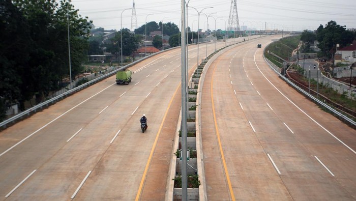 Pekerja melakukan tahap akhir pengerjaan Gerbang Tol Limo Utama di Limo, Depok, Jawa Barat, Senin (21/8/2023). Pengelola tol Cijago seksi 3B ruas Limo - Krukut PT Translingkar Kita Jaya akan segera melakukan Uji Laik Fungsi (ULF) seksi 3B sebelum dioperasikan dan bisa digunakan oleh masyarakat. ANTARA FOTO/Muhammad Iqbal/nym.