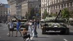 Potret Kendaraan Perang Rusia yang Hancur Dipajang di Jalanan Kyiv