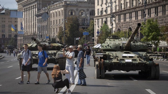 Menjelang Hari Kemerdekaan, Ukraina memajang tank-tank Rusia yang hancur dalam peperangan. Tank-tank itu dipanjang di jalanan Kyiv, Senin (21/8/2023).
