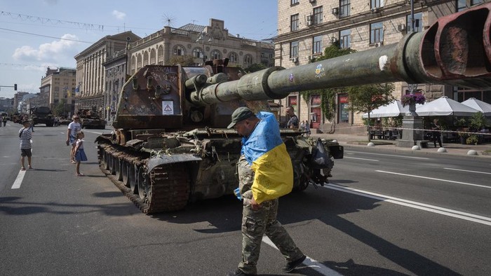 Menjelang Hari Kemerdekaan, Ukraina memajang tank-tank Rusia yang hancur dalam peperangan. Tank-tank itu dipanjang di jalanan Kyiv, Senin (21/8/2023).