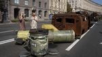 Potret Kendaraan Perang Rusia yang Hancur Dipajang di Jalanan Kyiv