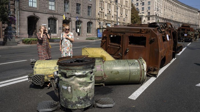 Menjelang Hari Kemerdekaan, Ukraina memajang tank-tank Rusia yang hancur dalam peperangan. Tank-tank itu dipanjang di jalanan Kyiv, Senin (21/8/2023).