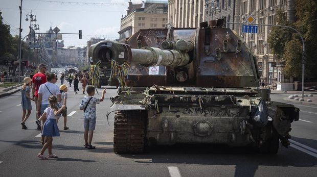 Menjelang Hari Kemerdekaan, Ukraina memajang tank-tank Rusia yang hancur dalam peperangan. Tank-tank itu dipanjang di jalanan Kyiv, Senin (21/8/2023).