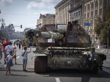 Potret Kendaraan Perang Rusia yang Hancur Dipajang di Jalanan Kyiv