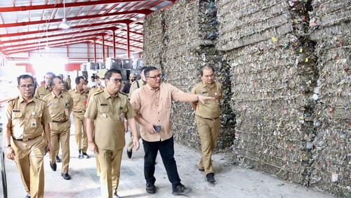 Wakil Walikota Denpasar I Kadek Agus Arya Wibawa meninjau 2 TPST di Kota Denpasar, keduanya yakni TPST Kesiman Kertalangu, TPST Taman Hutan Raya (Tahura) Suwung, Senin (21/8/2023). (Pemkot Denpasar)
