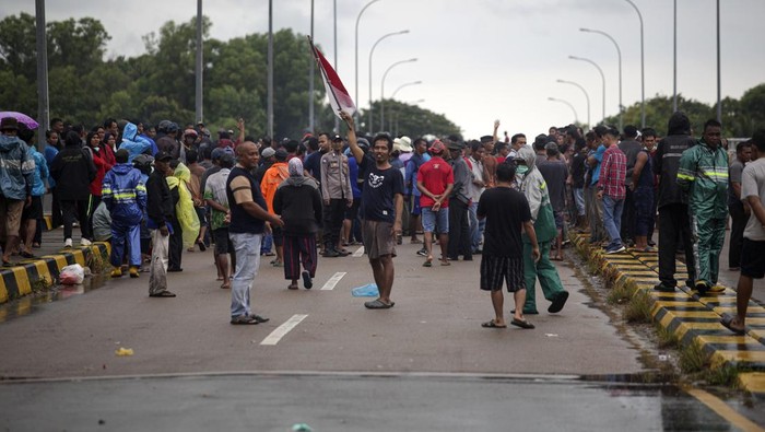 Sejumlah warga melakukan aksi pemblokiran jalan di jembatan empat Rempang, Galang, Batam, Kepulauan Riau, Senin (21/8/2023). Aksi pemblokiran tersebut terkait rencana pengembangan seluas 17.000 hektare lahan Pulau Rempang menjadi kawasan ekonomi baru. ANTARA FOTO/Teguh Prihatna/aww.