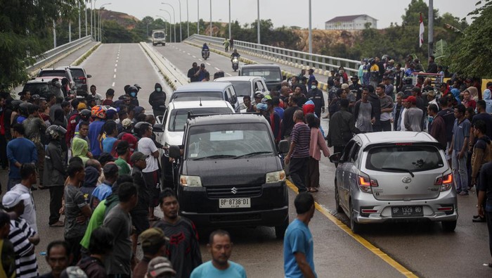 Sejumlah warga melakukan aksi pemblokiran jalan di jembatan empat Rempang, Galang, Batam, Kepulauan Riau, Senin (21/8/2023). Aksi pemblokiran tersebut terkait rencana pengembangan seluas 17.000 hektare lahan Pulau Rempang menjadi kawasan ekonomi baru. ANTARA FOTO/Teguh Prihatna/aww.