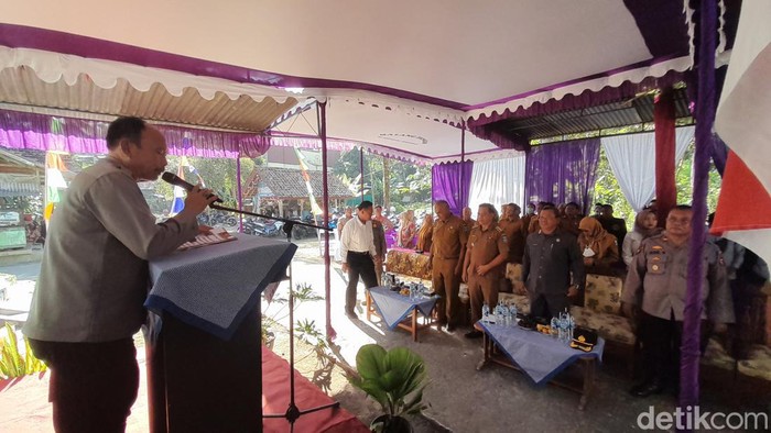Warga melakukan deklasasi kampung bebas narkoba dan ttd petisi ikrar janji di posko Kampung Narkoba Desa Ciliang/Aldi Nur Fadillah