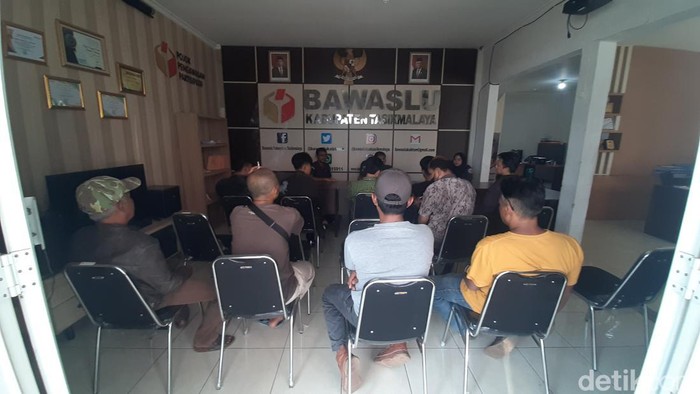 Warga mendatangai KPU dan Bawaslu Tasikmalaya