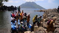 Proyek pembangunan dermaga penyeberangan Pulau Hiri yang mangkrak itu membuat warga dan pemilik perahu motor kesulitan untuk bersandar dengan sempurna ke dermaga dan terpaksa menepi di bebatuan ketika air laut surut.